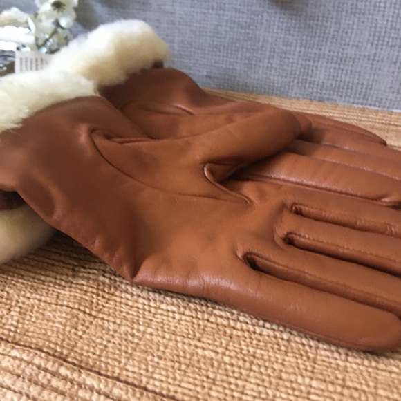 Reserved , UGG, Genuine Leather Shorty Tech Gloves - Picture 3 of 5